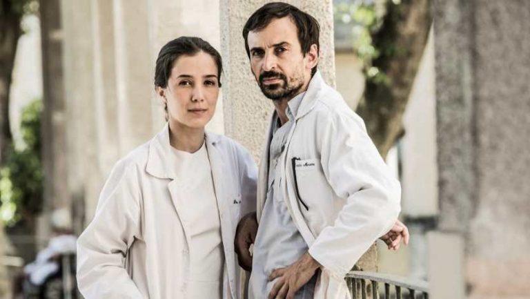 Постер бразильского сериала «Под давлением»